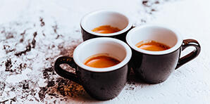 ENTKOFFEINIERTER KAFFEE: DIE ZUKUNFT ODER NUR EIN EXPERIMENT?