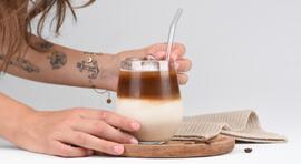 Kaffee im Sommer: ja oder nein? Wann heißer und wann Eiskaffee die bessere 